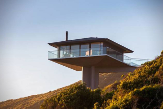 Illustration for article titled This Cool Coastal House Looks Like It's Floating Over The Ocean